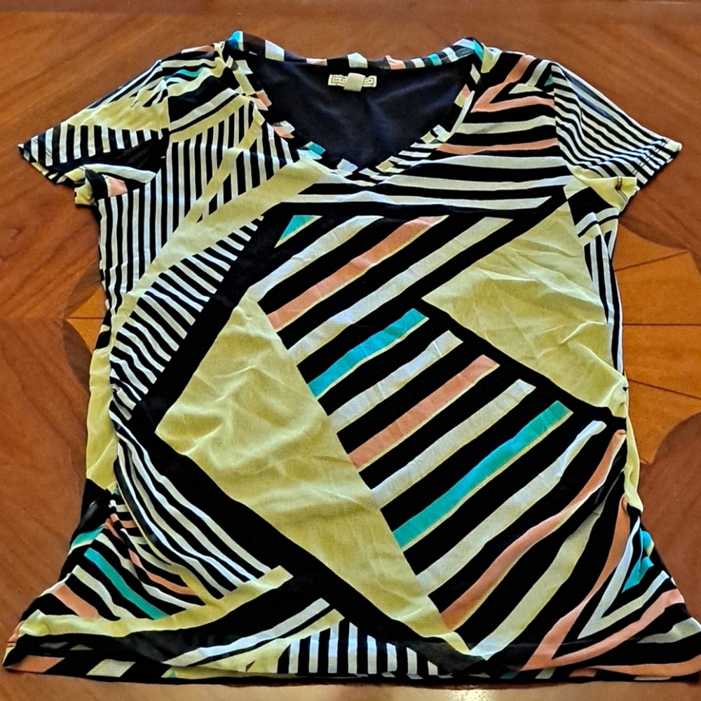 Dana Buchman fully lined geometric print blouse